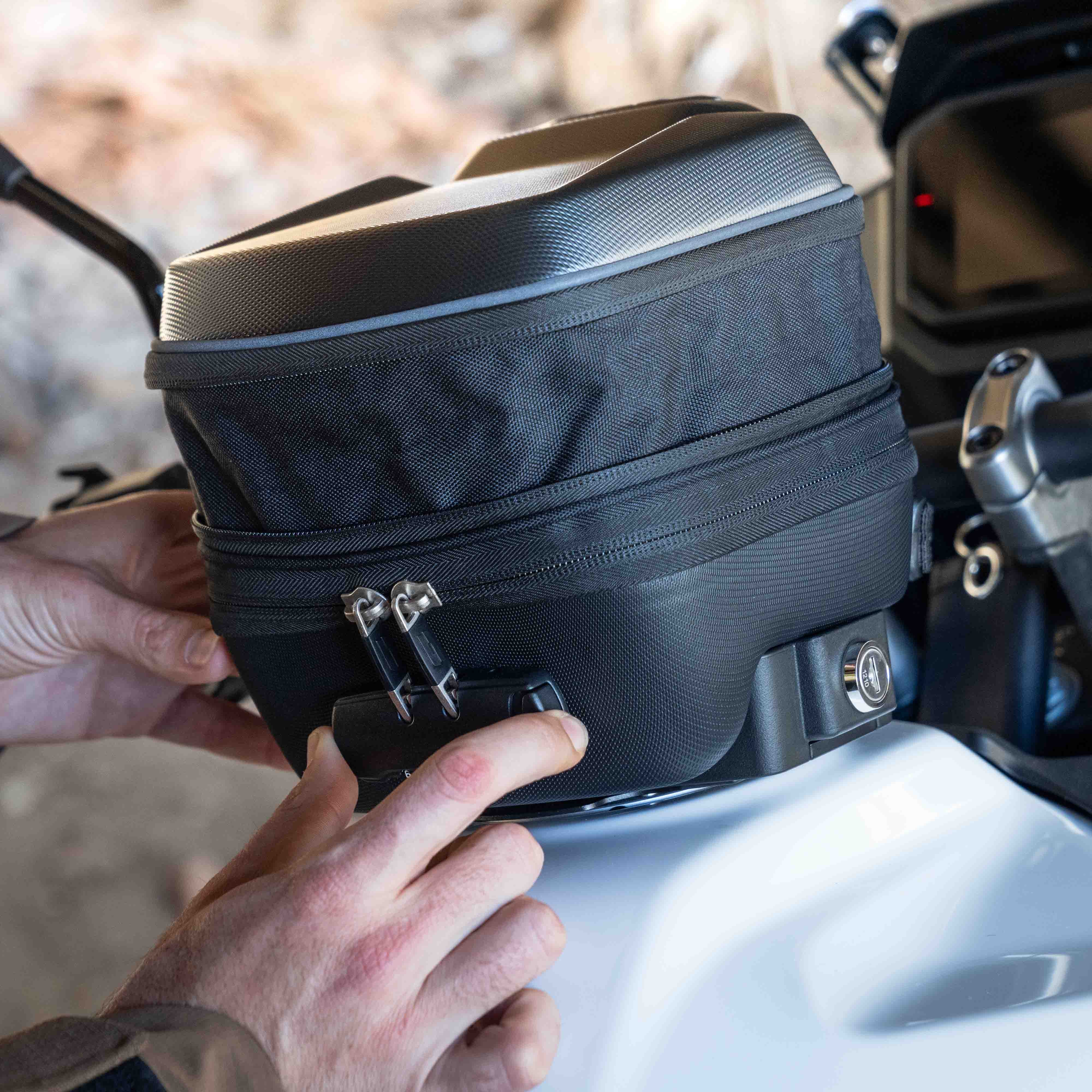 SHAD Click System Tank Bag E03C Pro